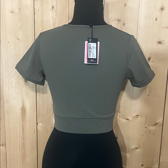 PrettyLittleThing Olive Green Crew Neck Top with Branded Tag - Picture 4 of 6